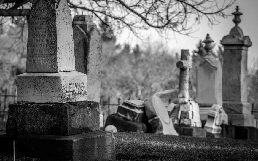 Who can make burial or cremation arrangements in Montana?