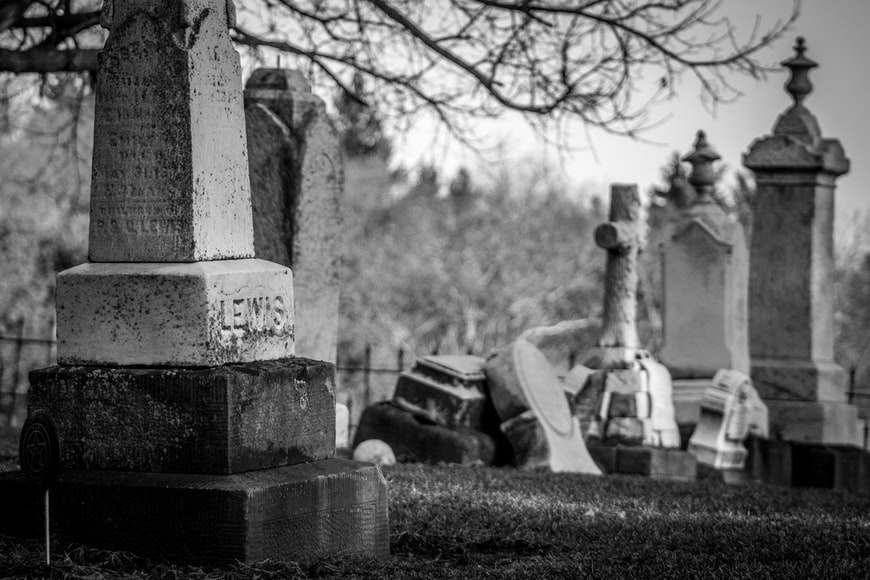 photo-1516880354211-e5cc9b90d1ae Who can make burial or cremation arrangements in Montana?