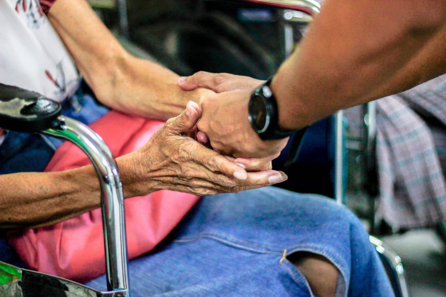 photo-1576560665905-28b4d4ea3380 Helping Someone with Alzheimer’s Cope with a Spouse’s Death